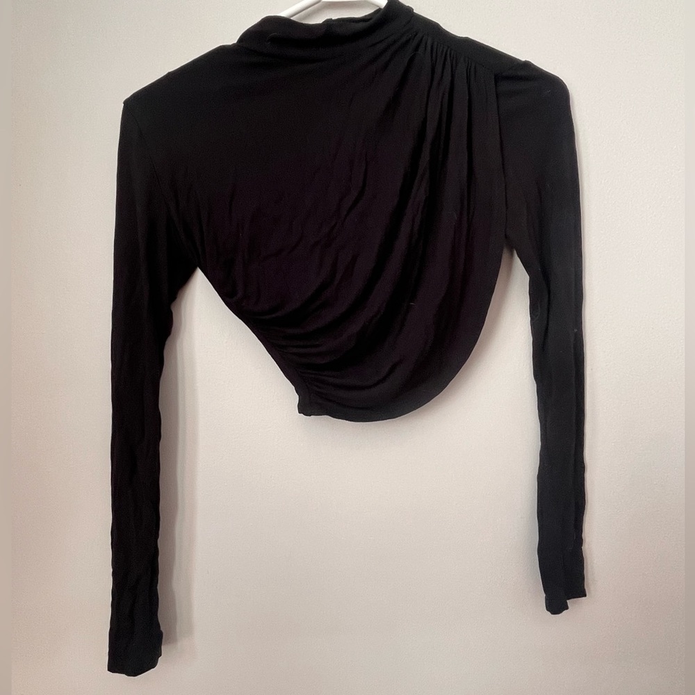 Long sleeve black cropped shirt, crossed over in the front.